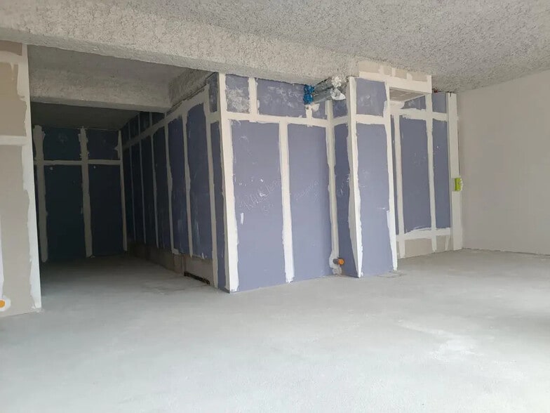 4 Rue Germaine Tillion, Saint-Genis-Pouilly for sale - Interior Photo - Image 2 of 5