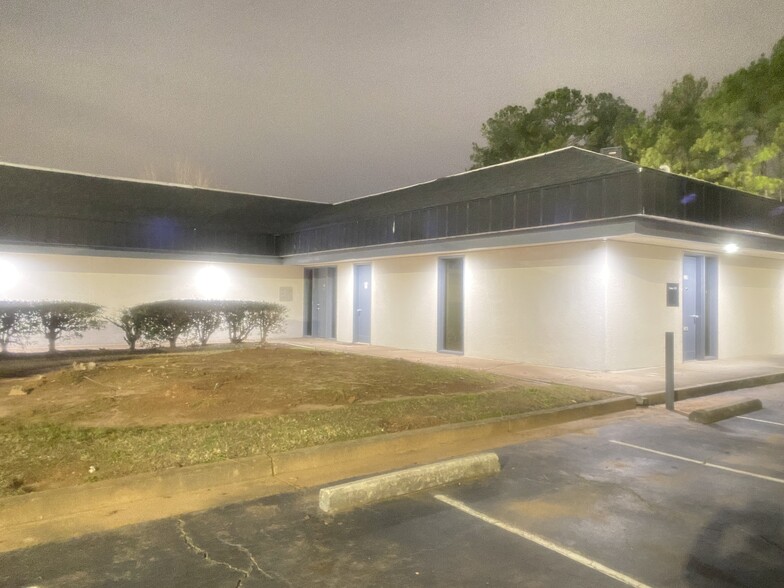 3993 Lawrenceville Hwy NW, Lilburn, GA for lease - Building Photo - Image 1 of 7