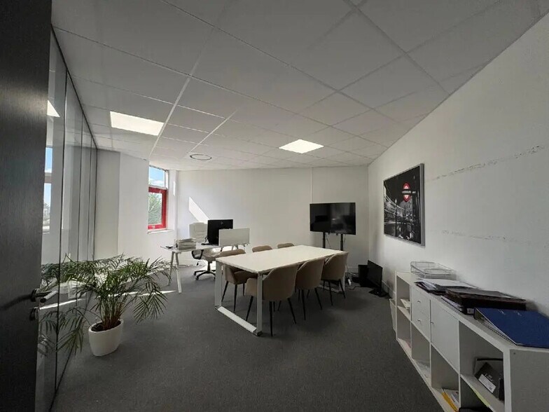 Office in Nantes for lease - Interior Photo - Image 2 of 7