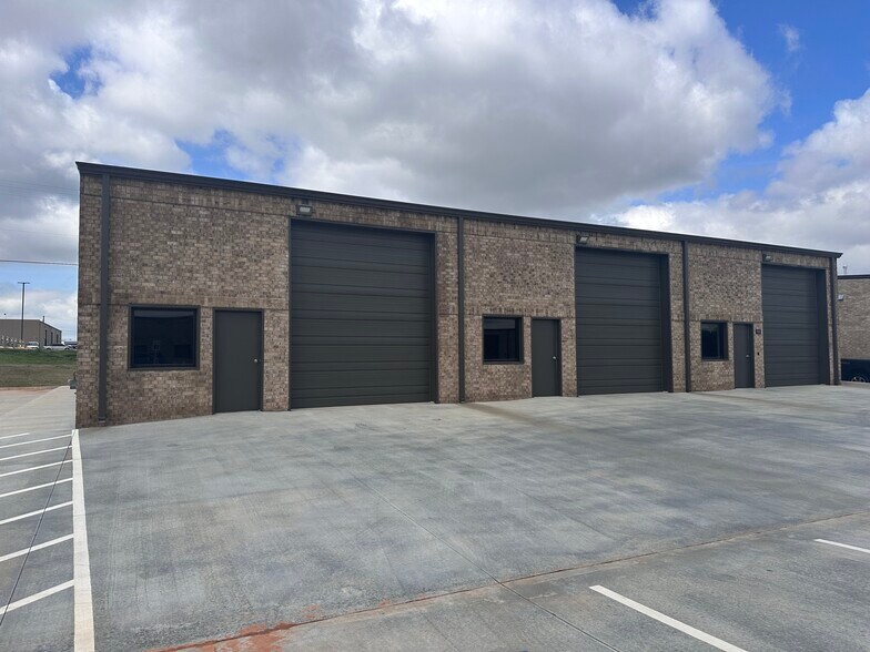 908 Bridon Cir, Yukon, OK for sale - Primary Photo - Image 1 of 1