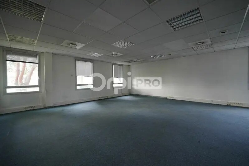 11 Rue Pascal, Bron for lease - Interior Photo - Image 2 of 7