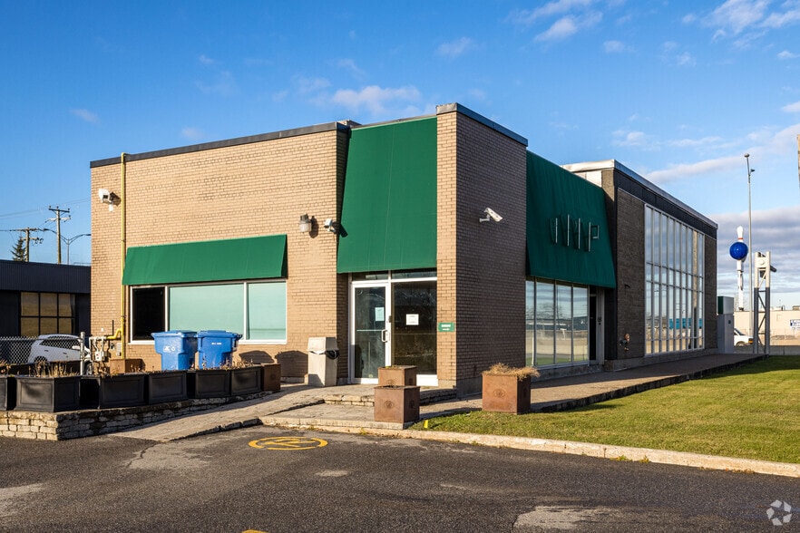 8130 Ch De La CoteDeLiesse, SaintLaurent, QC H4T 1G7 Retail for