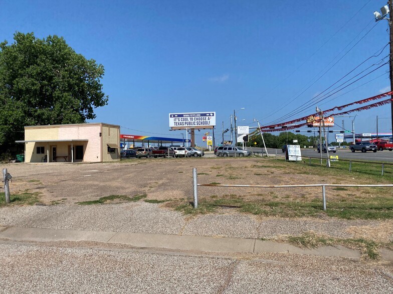 709 S Valley Mills Dr, Waco, TX 76711