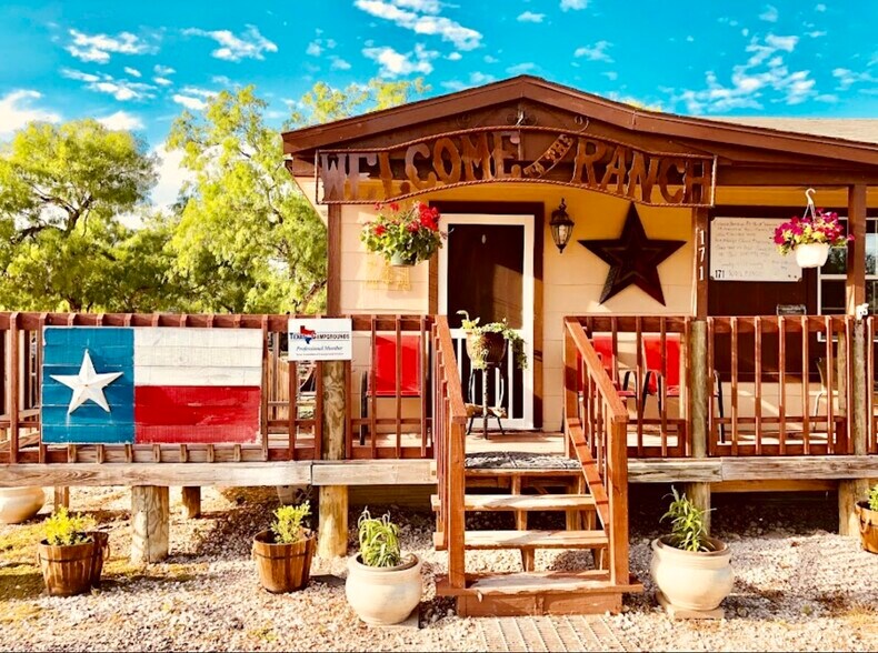 171 Frances Dr, Three Rivers, TX for sale - Primary Photo - Image 1 of 1