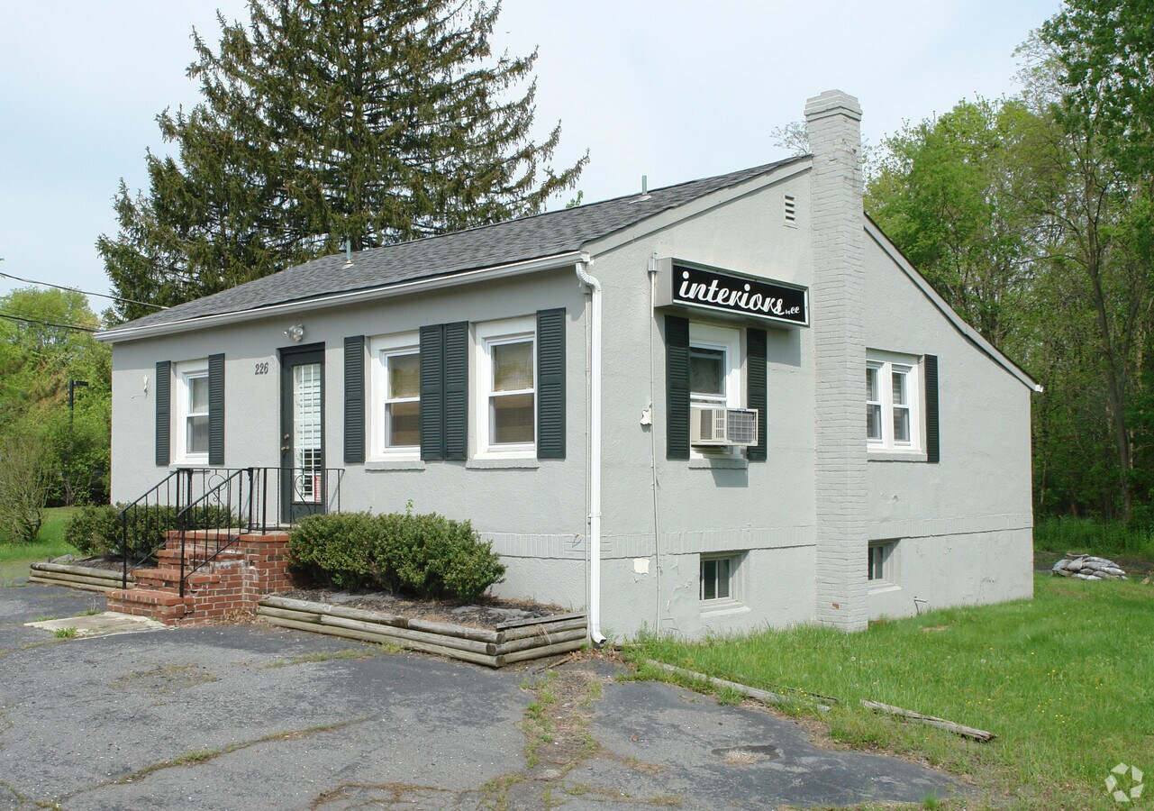 226 Taylors Mills Rd, Manalapan, NJ 07726