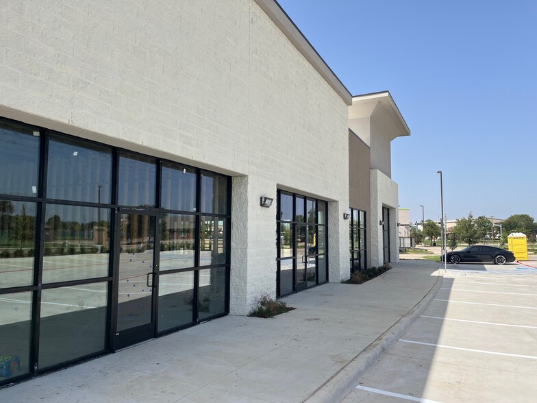 4049 Huffines blvd, Carrollton, TX for lease - Building Photo - Image 3 of 7