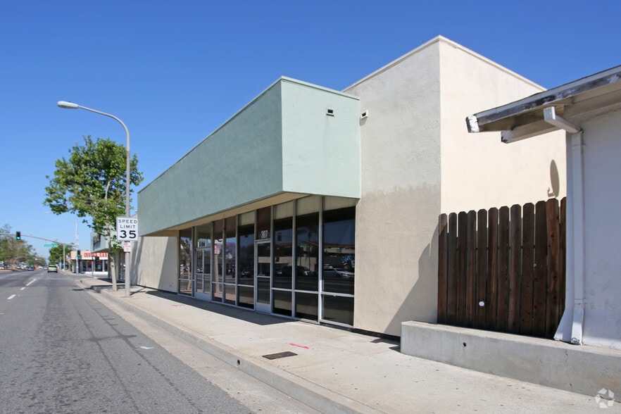 301-307 E 17th St, Santa Ana, CA for lease - Building Photo - Image 2 of 7