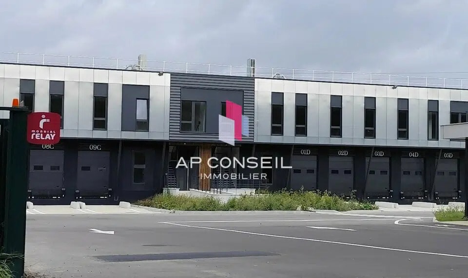 Office in Trappes for lease - Building Photo - Image 1 of 6