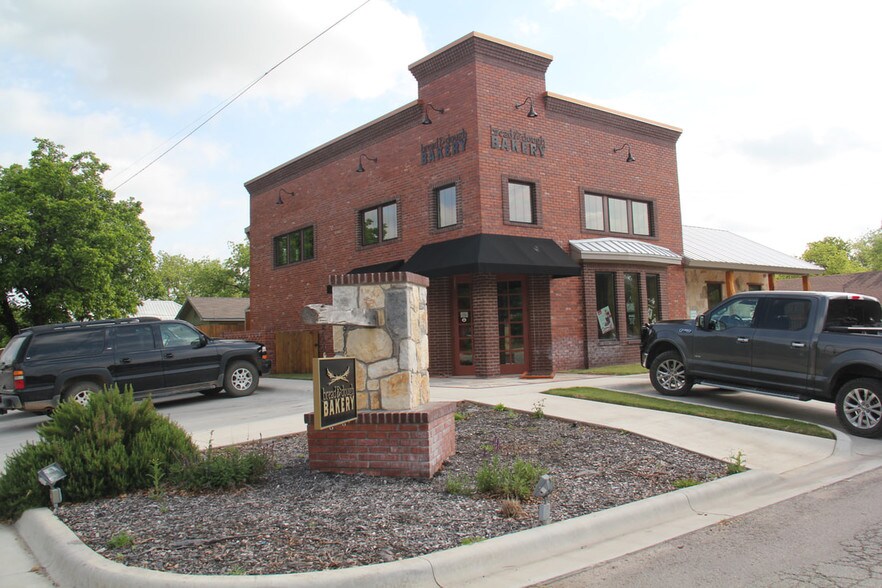 301 E Brown St, San Saba, TX 76877