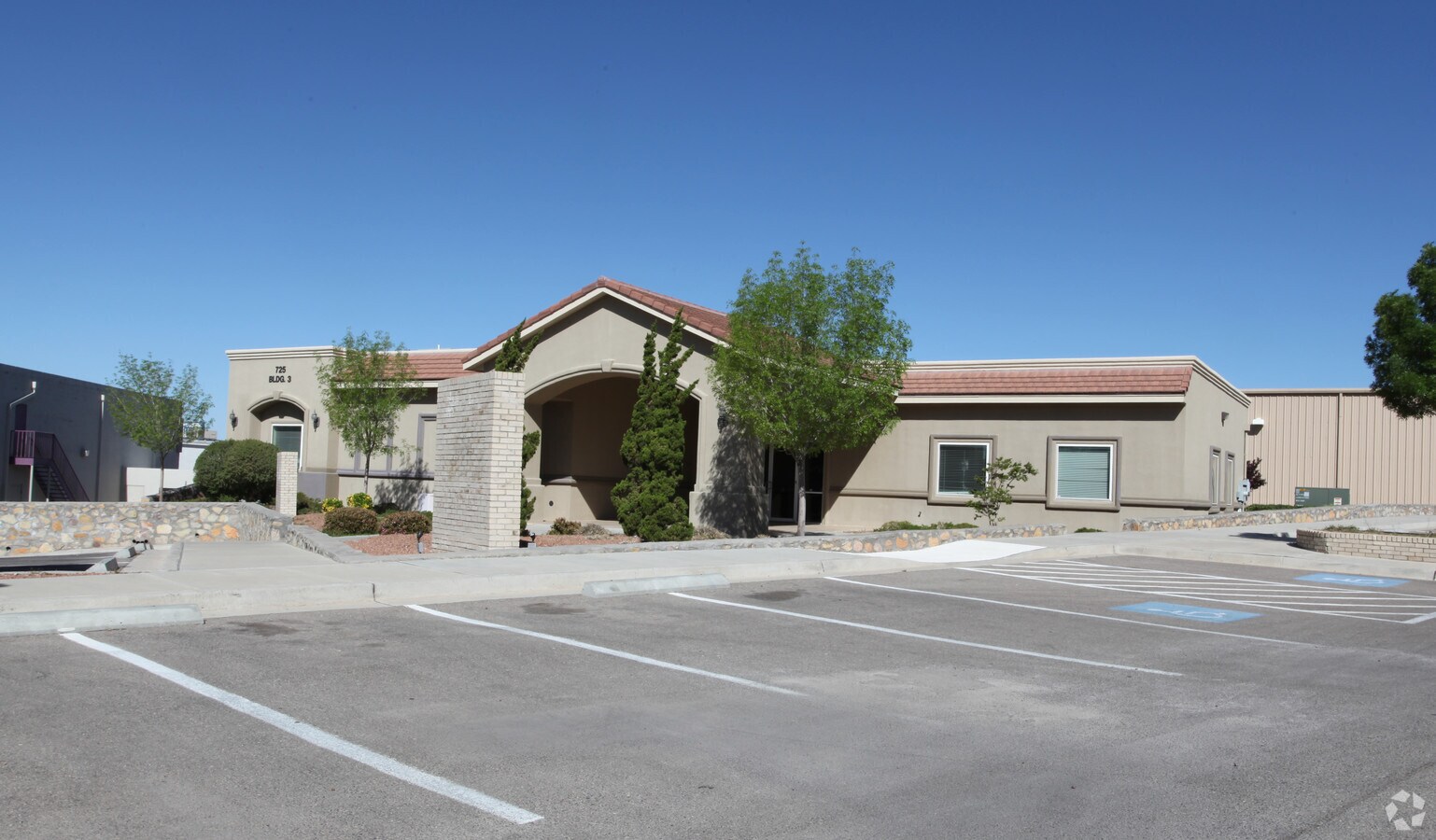 725 S Mesa Hills Dr, El Paso, TX 79912