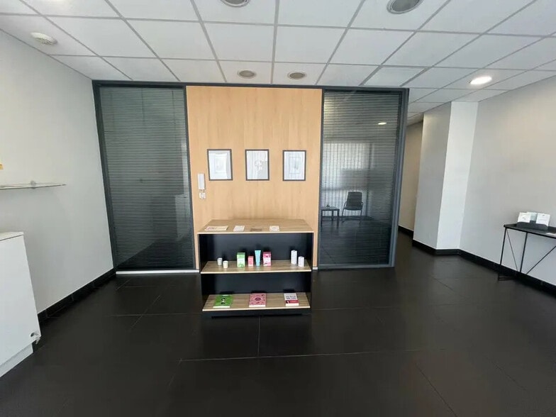 Office in Avignon for lease - Building Photo - Image 2 of 7