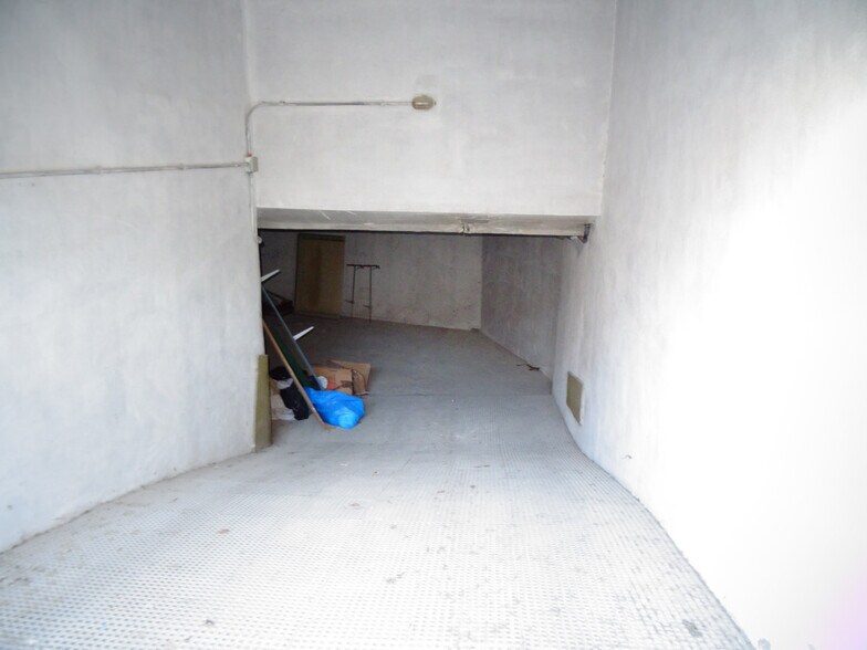 Retail in Alicante for sale - Building Photo - Image 2 of 4