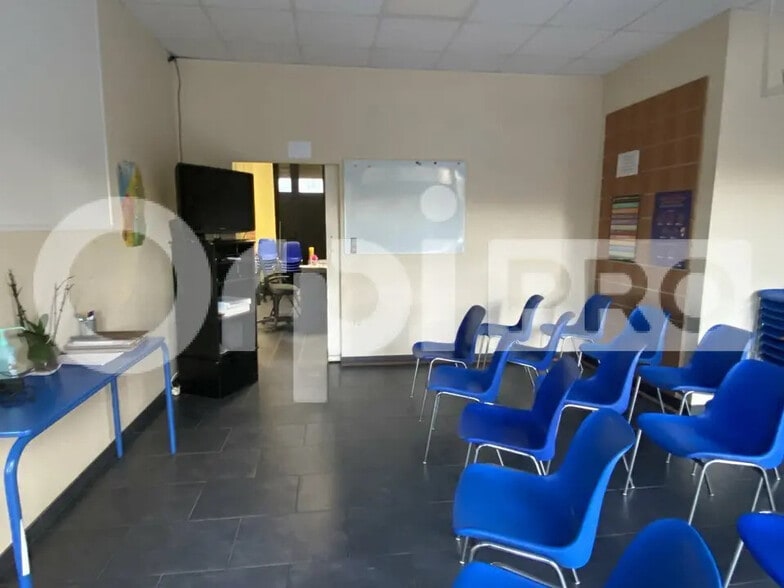 Retail in Le Havre for lease - Building Photo - Image 2 of 4