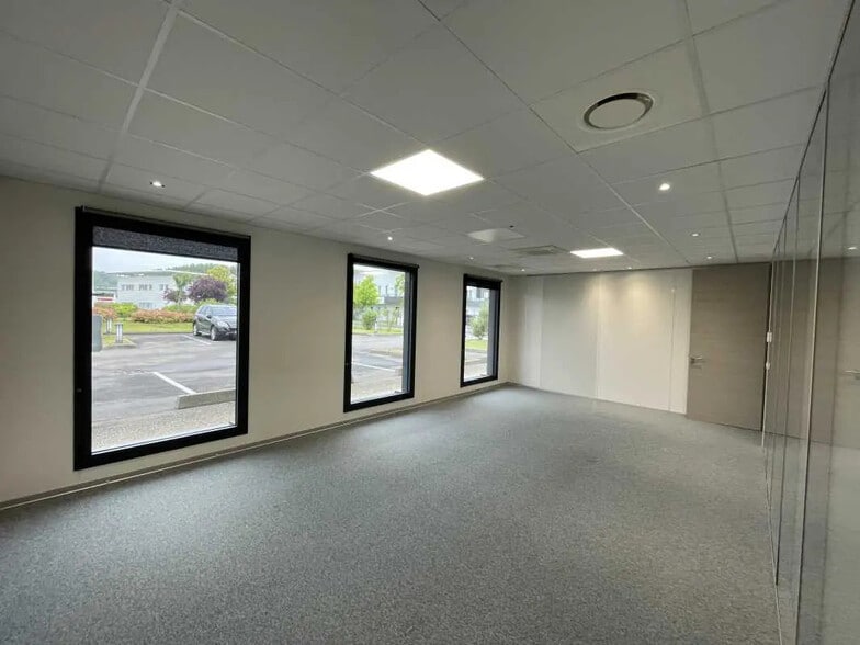 Office in Lacroix-Saint-Ouen for lease - Interior Photo - Image 2 of 7