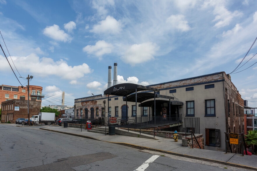 301-307 W River St, Savannah, GA for lease - Building Photo - Image 2 of 7