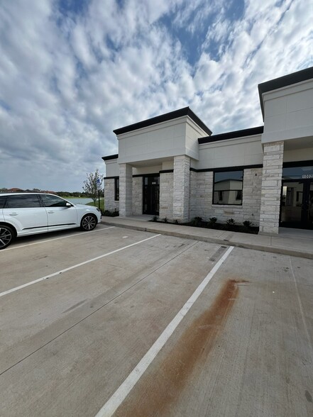 5501 Cabrera Dr, Sugar Land, TX for lease - Building Photo - Image 3 of 15