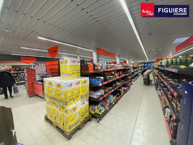 Retail in Saint-Martin-de-Crau for lease - Interior Photo - Image 2 of 11