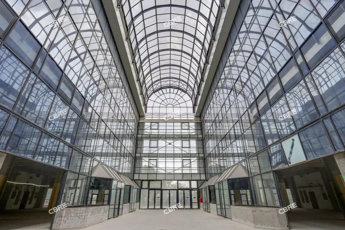 Flex in Colombes for lease Interior Photo- Image 1 of 8