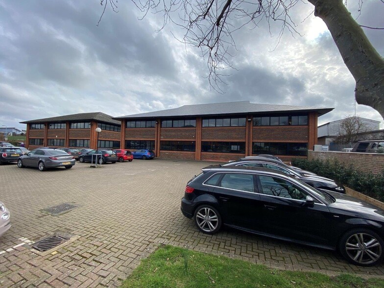 2-3 Wintersells Rd, Byfleet for lease - Building Photo - Image 3 of 11