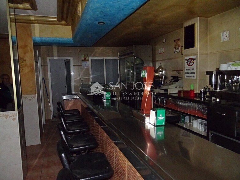 Retail in Aspe for lease - Building Photo - Image 3 of 10