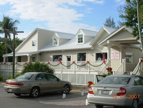 2340 Periwinkle Way, Sanibel, FL for lease Building Photo- Image 1 of 1