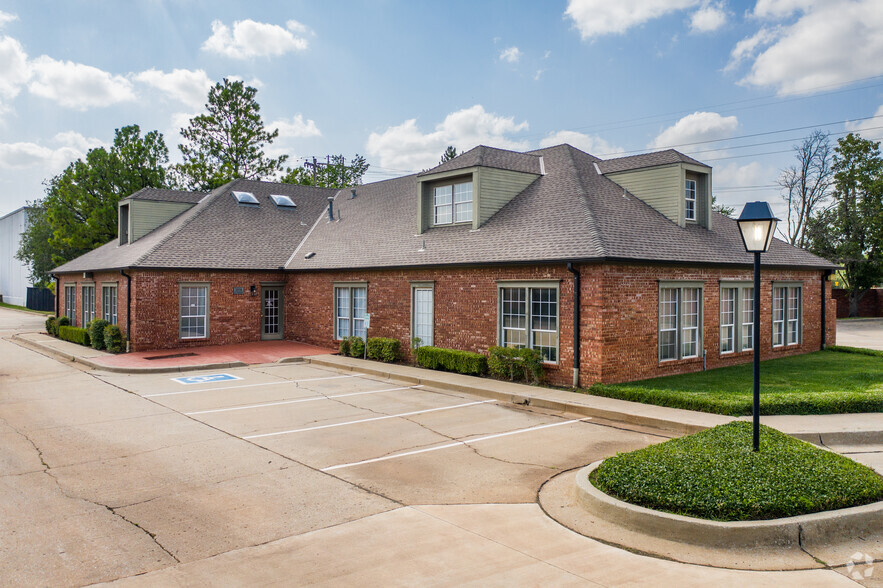 1008 NW Grand Blvd, Oklahoma City, OK for lease - Building Photo - Image 1 of 7