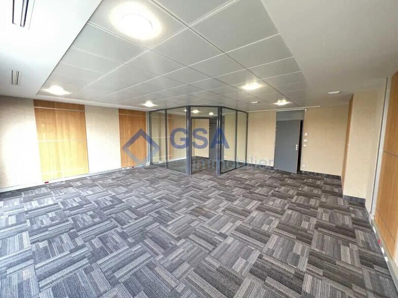 Office in Lieusaint for lease - Building Photo - Image 2 of 4