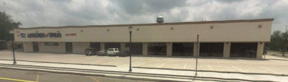 200-201 N Main St, Sweeny, TX for lease - Building Photo - Image 2 of 9