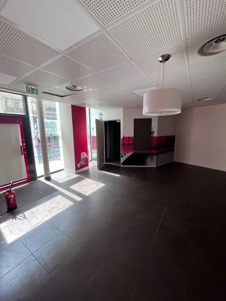Retail in Paris for lease - Interior Photo - Image 2 of 7