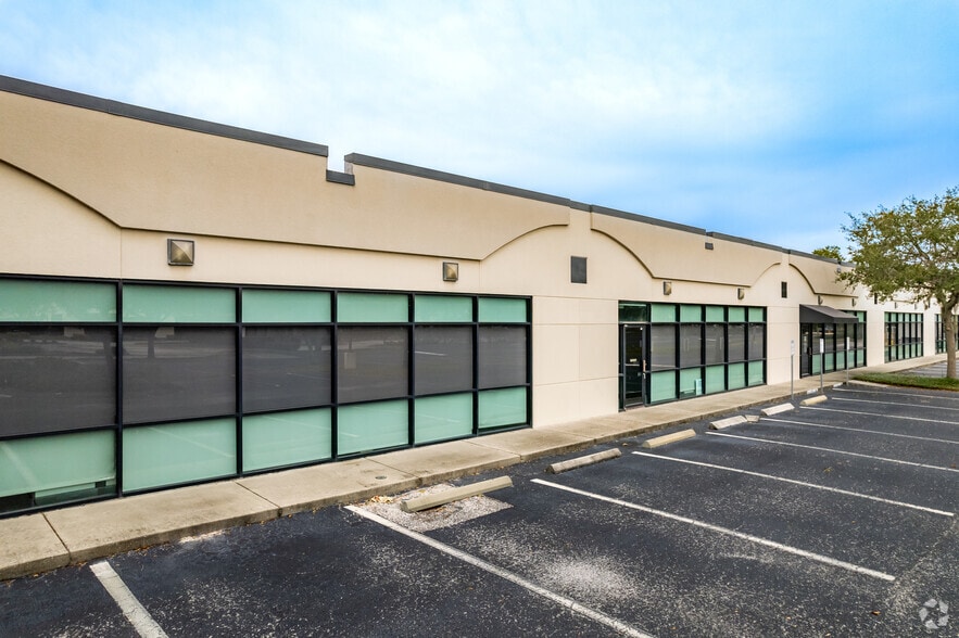 3901 Premier North Dr, Tampa, FL for lease - Building Photo - Image 2 of 6