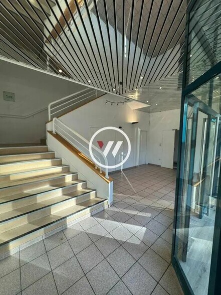 Office in Roissy-en-France for lease - Lobby - Image 3 of 3