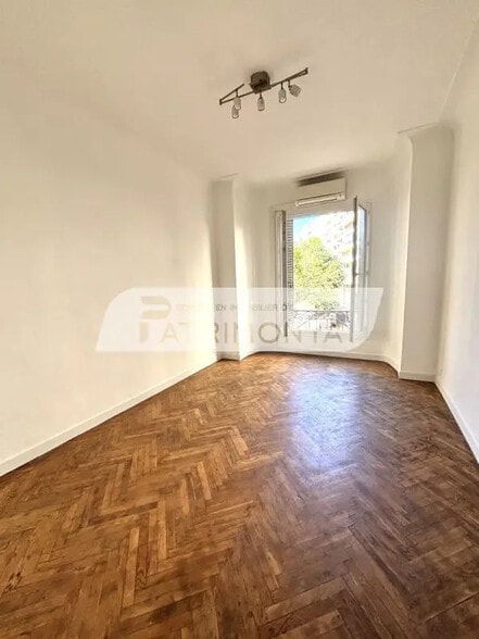 Office in Marseille for lease - Interior Photo - Image 2 of 6