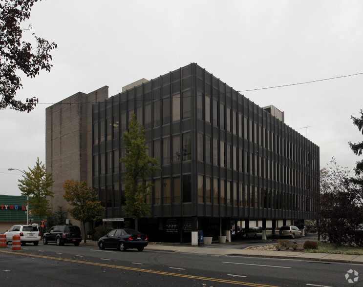 371 Merrick Rd, Rockville Centre, NY for lease - Building Photo - Image 1 of 13