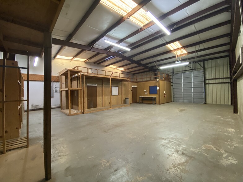 4685-4695 College St, Beaumont, TX for lease - Interior Photo - Image 2 of 40