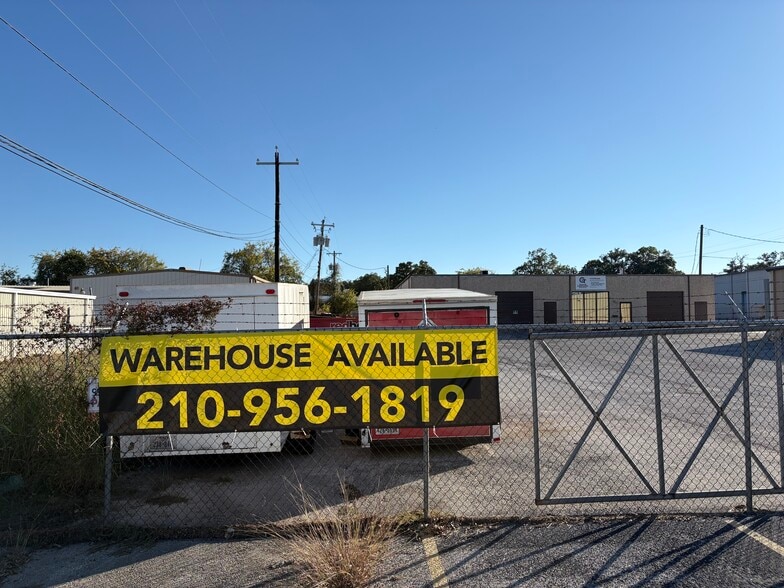 136 Industrial Dr, Boerne, TX for lease - Building Photo - Image 2 of 8