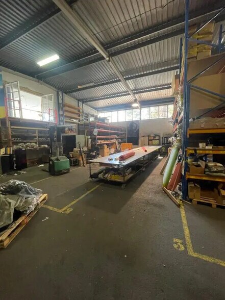 Industrial in Carros for lease - Building Photo - Image 3 of 14