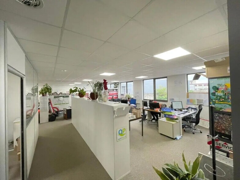 Office in Argenteuil for lease - Interior Photo - Image 2 of 8