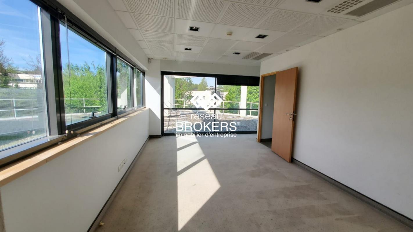 Office in Chavanod for lease Interior Photo- Image 1 of 11