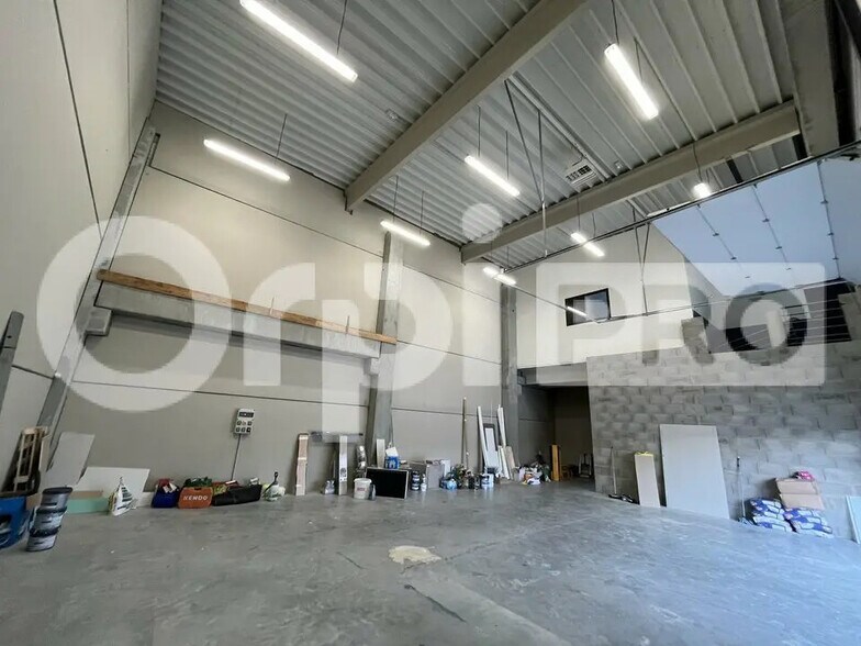 Flex in Saint-Quentin-Fallavier for lease - Interior Photo - Image 2 of 12