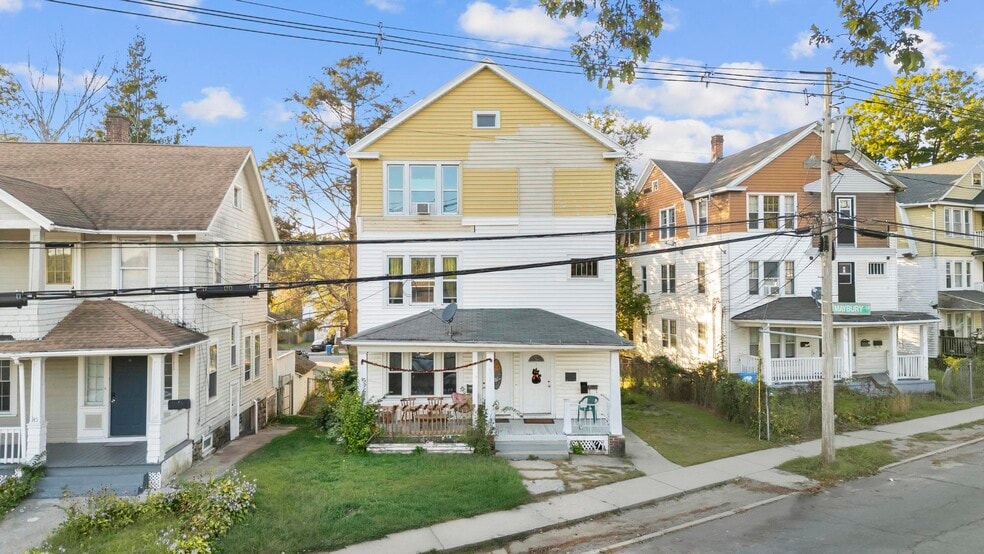 9 Unit Portfolio in Waterbury's East End portfolio of 3 properties for sale on LoopNet.com - Building Photo - Image 2 of 10