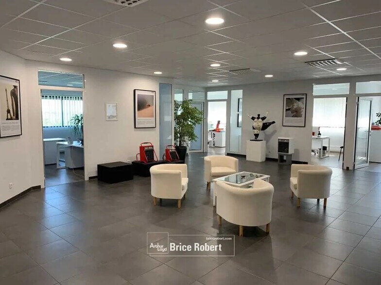 Office in Pommiers for lease - Building Photo - Image 2 of 23