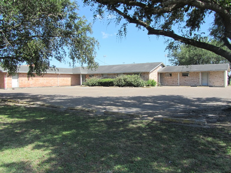 1133 E Sinton St, Sinton, TX for sale - Building Photo - Image 1 of 9