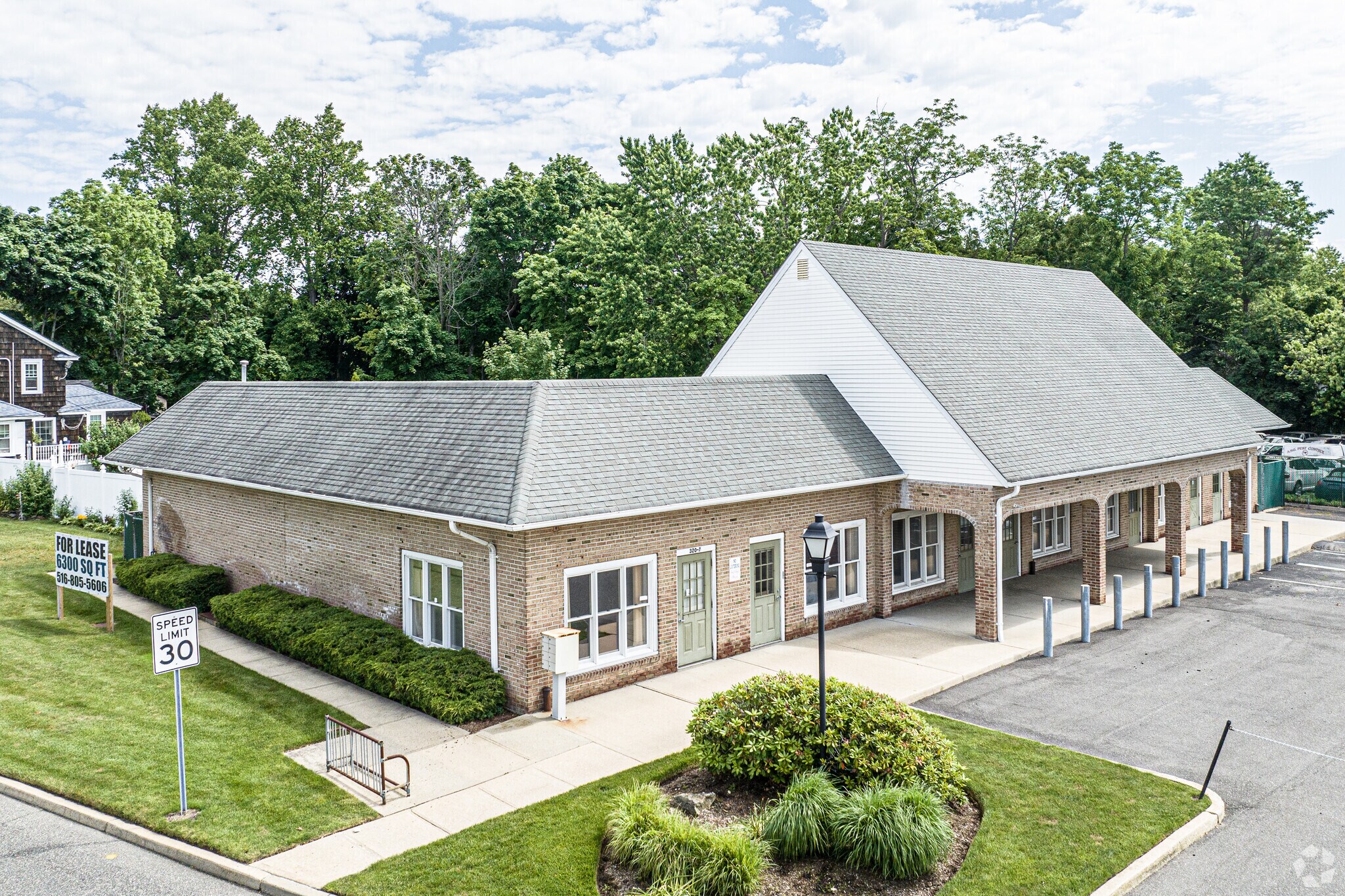 320 Merrick Rd, Amityville, NY for sale Primary Photo- Image 1 of 16