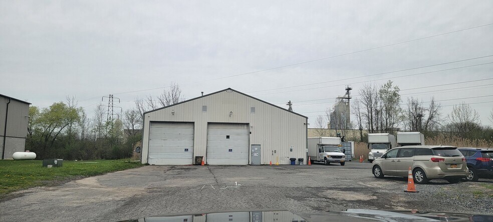 4606-4608 Crossroads Park Dr, Liverpool, NY for sale - Building Photo - Image 1 of 1