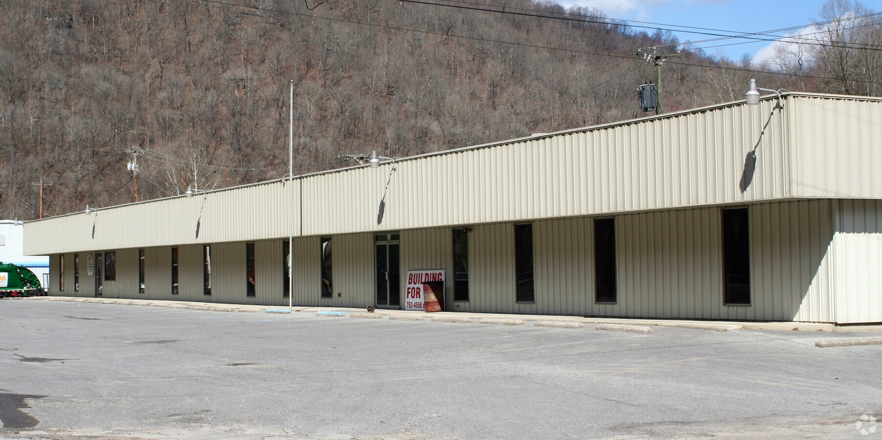 525 Tiller St, Logan, WV 25601