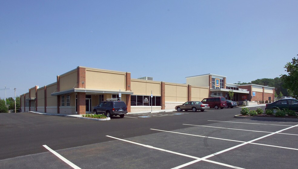 444 Quaker Ln, Warwick, RI for sale - Building Photo - Image 1 of 1