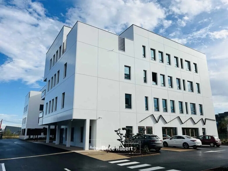 Office in Genas for sale - Building Photo - Image 2 of 7