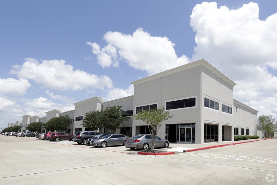 12320 Cardinal Meadow Dr, Sugar Land, TX for lease - Primary Photo - Image 1 of 11