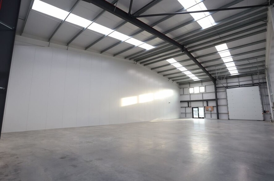 Longford Rd, Exhall for lease - Interior Photo - Image 2 of 16