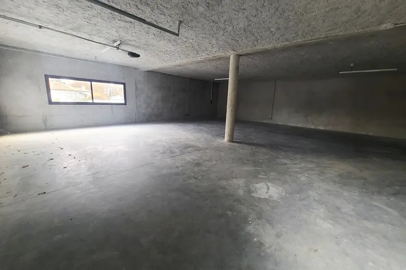 Flex in Bayonne for lease - Interior Photo - Image 3 of 4